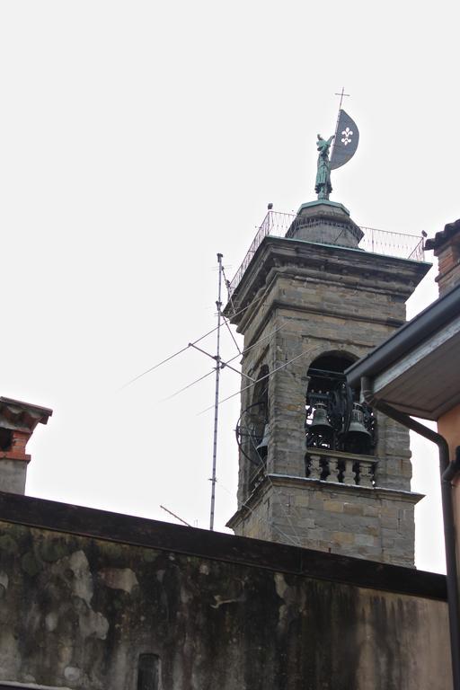Casa Vacanza Fontana Del Delfino Бергамо Стая снимка